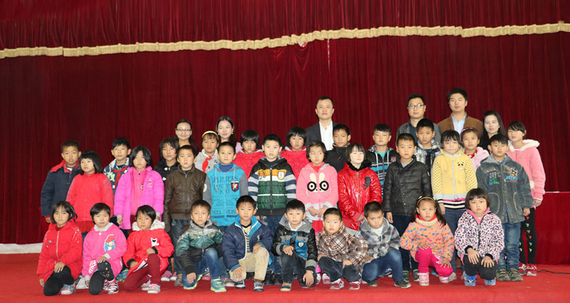 人人安康公益助學攜手李銳、應采兒赴湘西龍山茅坪小學，與孩子一起歡度「六一」.jpg